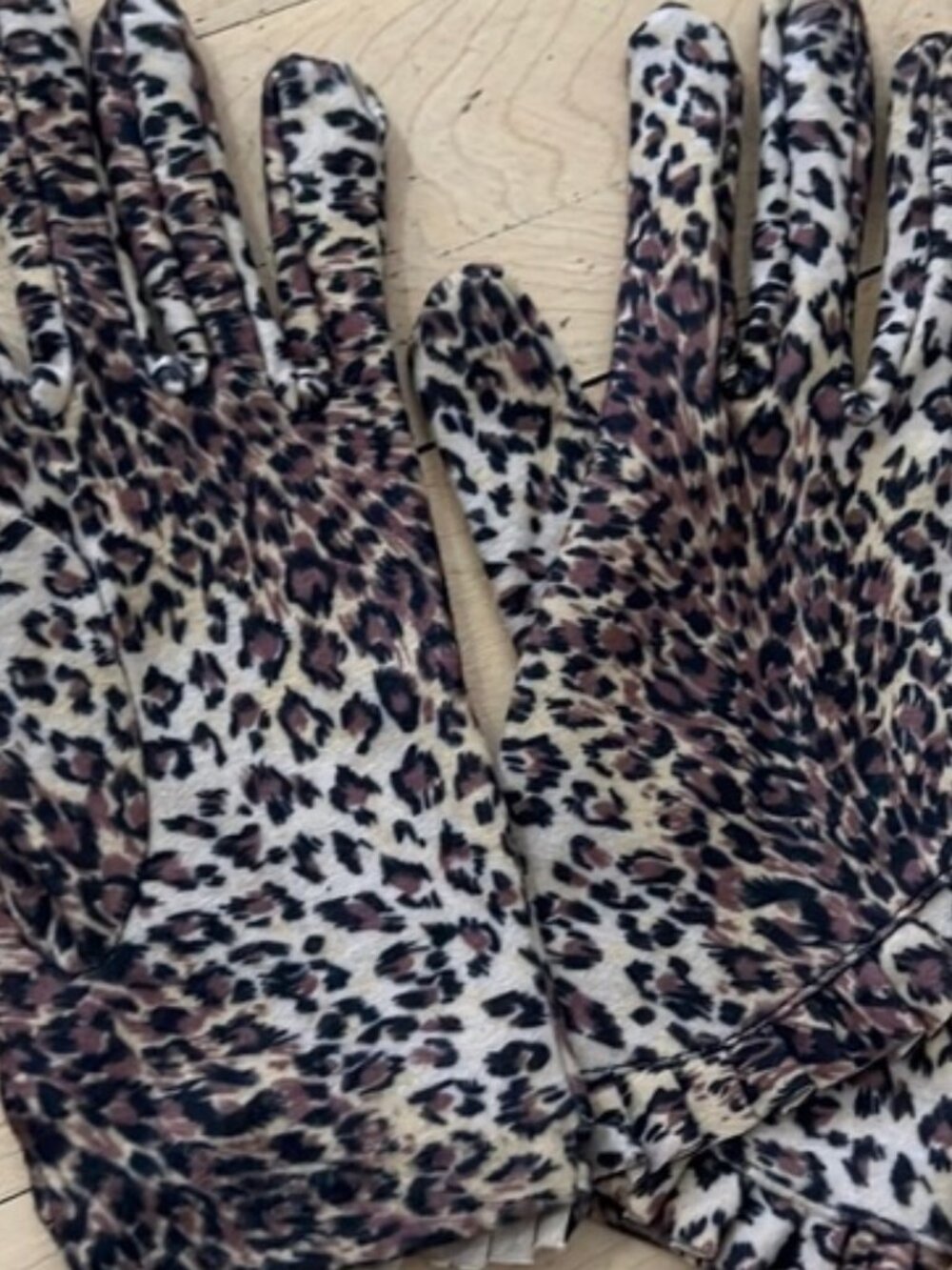 Jersey Soft Leopard Gloves